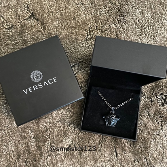 🖤Rare Versace La Medusa Black Matte Pendant Necklace - Picture 4 of 7